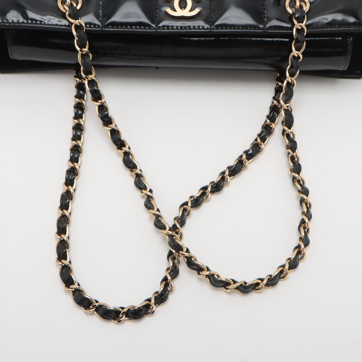 Pre-Owned Chanel Chocolate Bar Patent Leather Chain Shoulder Bag Black Gold