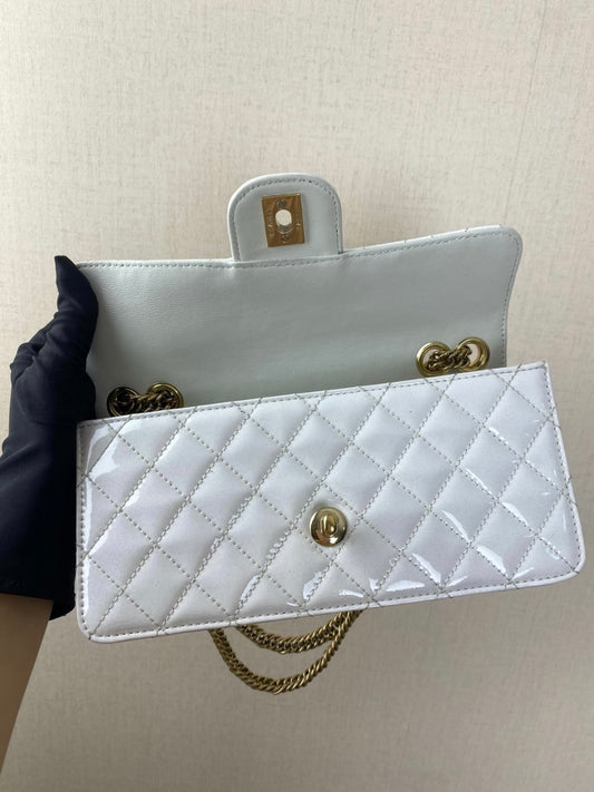 Pre-Owned Chanel Vintage East west white patent Classic Flap Shoulder bag