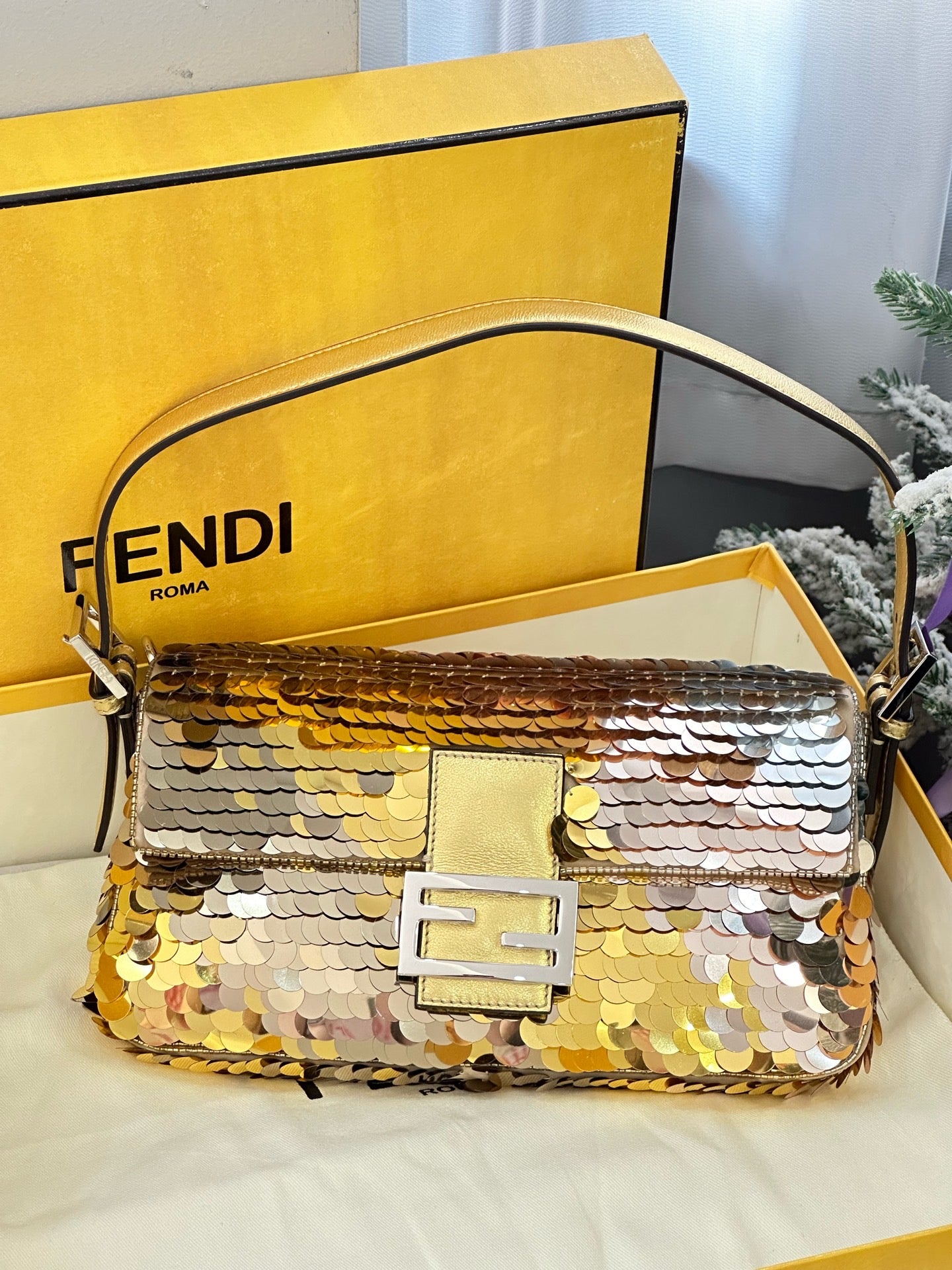 Pre-Owned Fendi Baguette 1997 Gradient Silver & Gold Sequin Shoulder Bag Medium